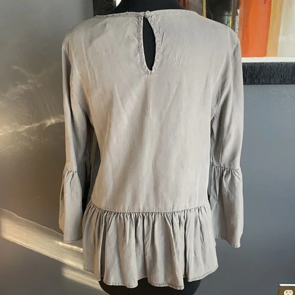 beachlunchlounge distressed gray ruffle sleeve and hem top, small - Picture 4 of 5
